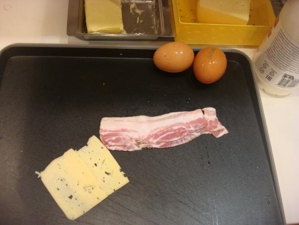 Picture taken by the author (cheese, eggs, bacon)