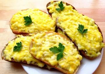 Hot sandwiches with melted cheese and garlic