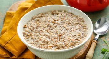 Cooking feather buckwheat porridge with cream sauce. Delicious, I did not eat anything!