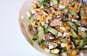 Salad with tuna and corn