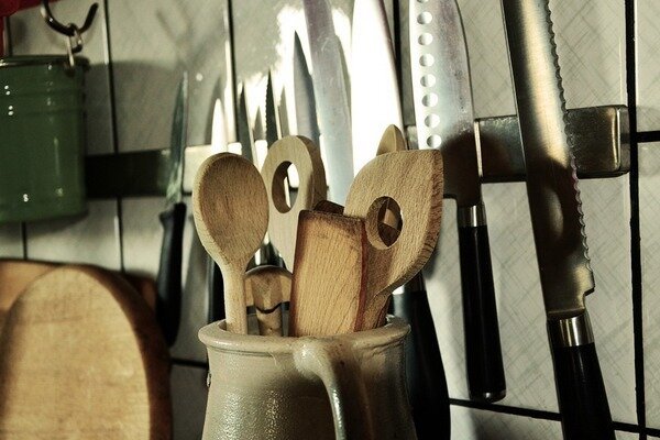 Magnetic holder is great for storing knives (Photo: Pixabay.com)