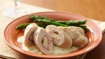 Chicken rolls "Cordon Bleu" in cream sauce