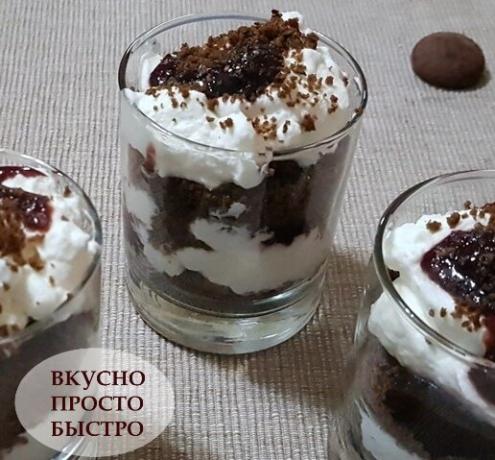 Dessert with rye bread, whipped cream and jam from berries