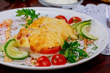 Meat "rendezvous" with tomatoes and cheese in the oven