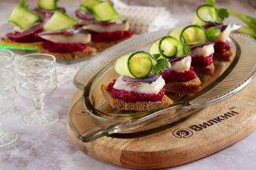 Black bread canapes with herring