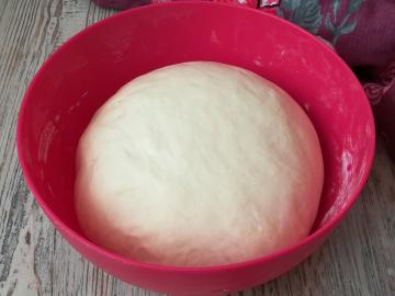 Delicious yeast cakes in the oven