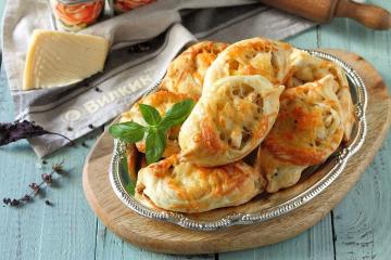 Puff pastry boats with filling