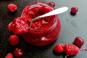 From this raspberry jam sure everyone will be thrilled! Only it and cook!