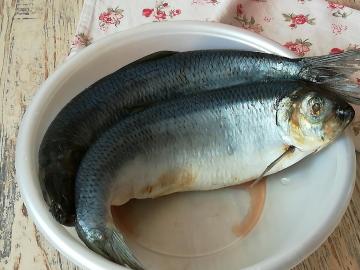 As I am preparing a very tasty fresh-salted herring, without gutting and slicing