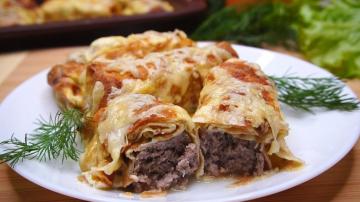 Rolls Egg rolls with meat in the oven