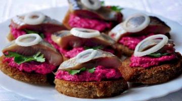 Simple snack: sandwiches with herring and beets in the New Year 2019