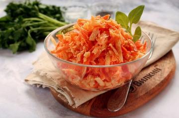 Raw carrot salad with cheese and garlic