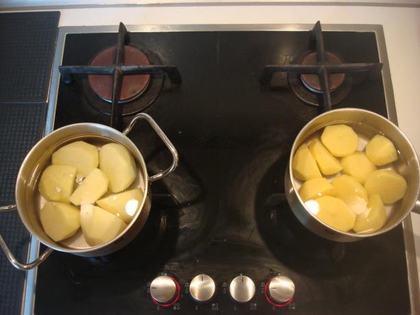Picture taken by the author (the potatoes on the stove, to the right of the "Pyaterochka", to the left of the "Magnit")