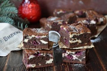 Brownie with cottage cheese and cherry