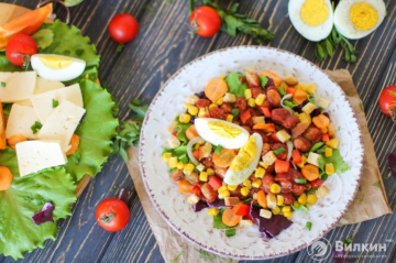 Salad with beans, corn and croutons