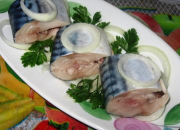 Mackerel Pickled bank with onions. It will be ready for the next day
