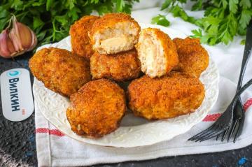 Meat cutlets stuffed with cheese