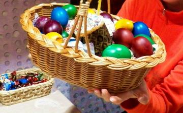The easiest way to dye eggs for Easter without chemical dyes