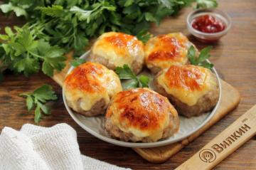 Minced meat nests with cheese in the oven