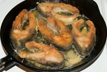 Fried carp in a sauce of milk and onions