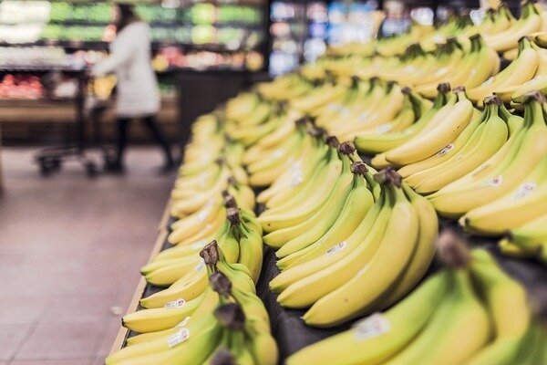 When buying bananas and other fruits, inspect them carefully. (Photo: Pixabay.com)