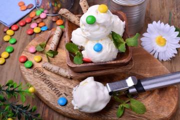 Ice cream with cream and condensed milk