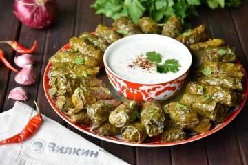 Dolma lamb in a slow cooker