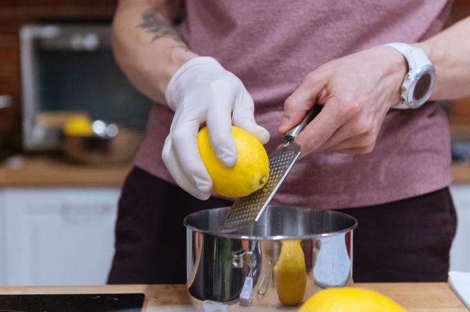 Lemon rubbed on a hand grater. Photos - Anton Belitskiy