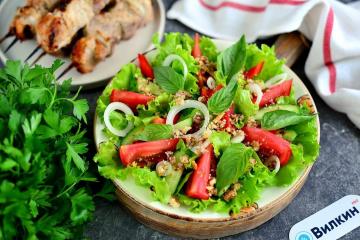 Georgian vegetable salad with walnuts