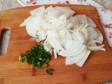 Just bombicheskaya cold meats with onion
