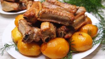 Golden potatoes with ribs