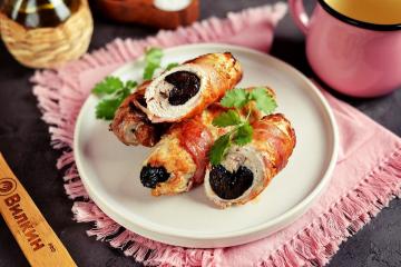 Pork rolls with prunes in the oven