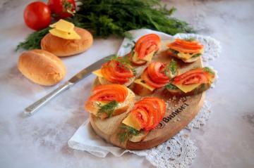 Sandwiches with tomatoes, cheese and garlic